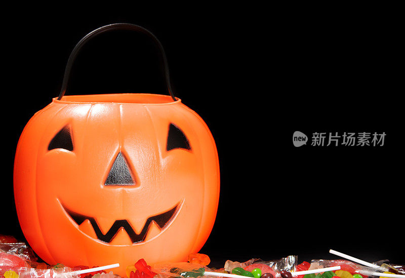 Jack O' Lantern和Candy on Black with Copy Space